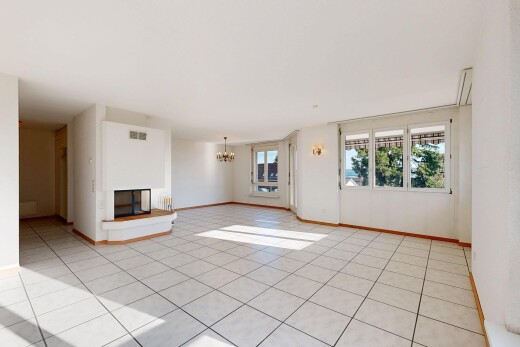 wohnzimmer mit natural light, natürliches licht, inside property, kamin, und tile floor