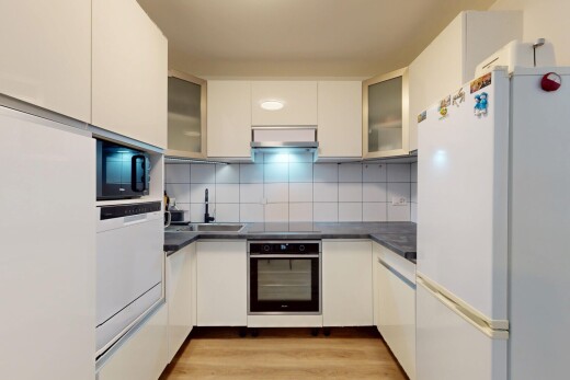 küche mit kühlschrank, schränke mit glastüren, holzfußboden, wood finish floor, und küchenrückwand beim Herd