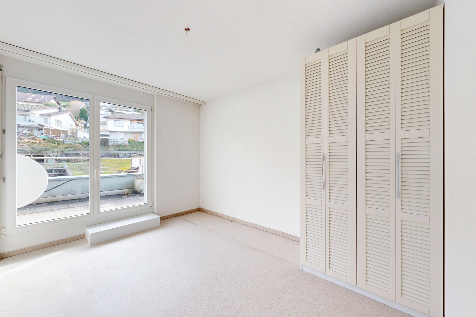 leerer raum mit natural light, natürliches licht, inside property, drywall, und gipskartonwand