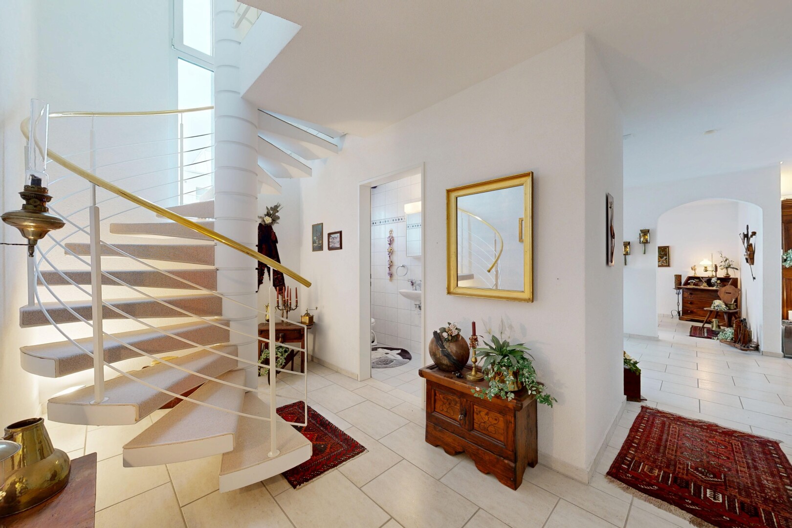 treppe mit gewölbte gehwege, gipskartonwand, drywall, fliesenboden, und tile floor
