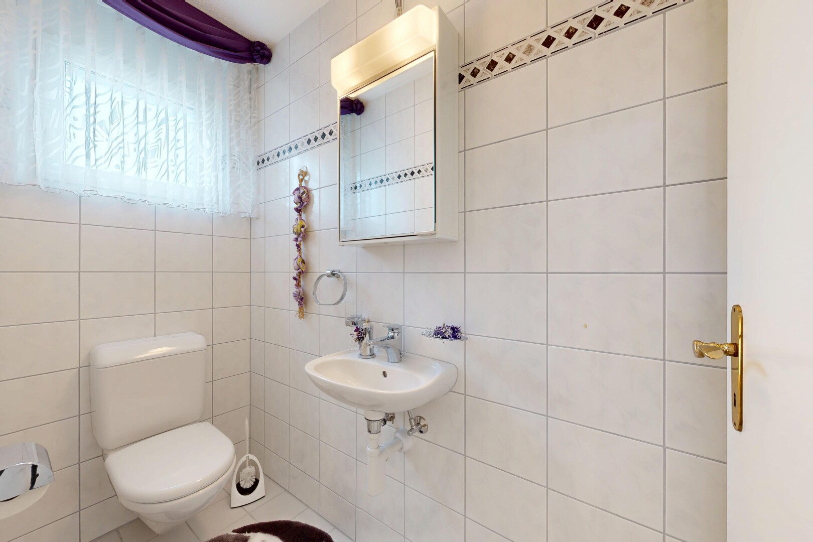bad mit spiegel, toilette, fliesenwand, tile wall, und natürliches licht
