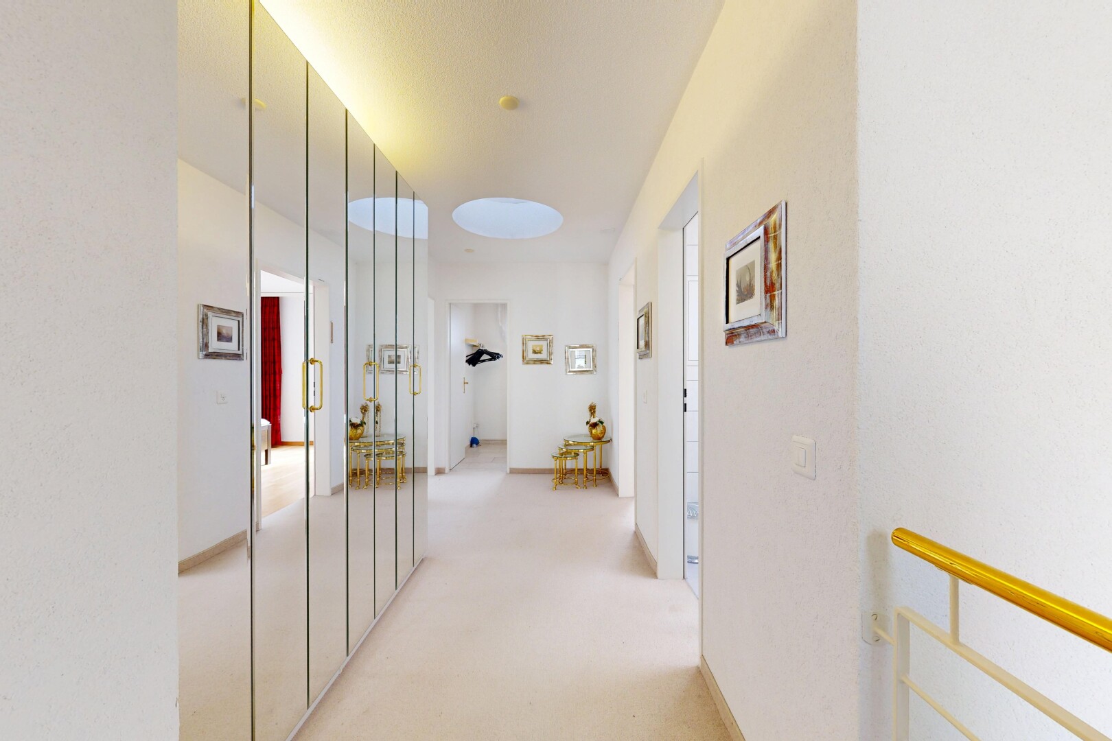 halle / korridor mit inside property, teppich, carpet, light floor, und gipskartonwand