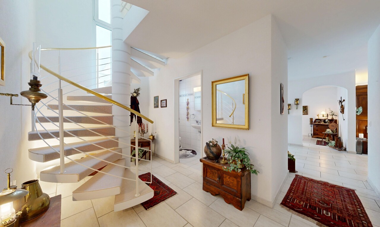 treppe mit gewölbte gehwege, gipskartonwand, drywall, fliesenboden, und tile floor