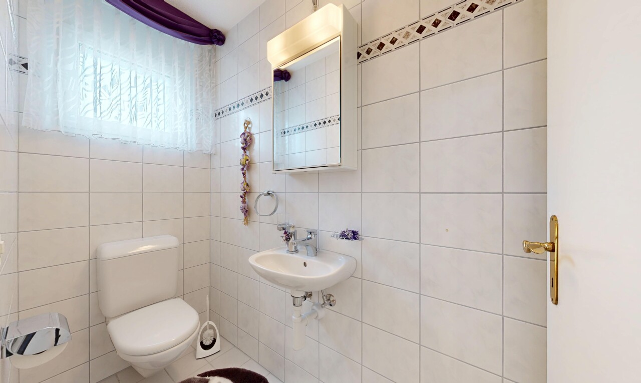 bad mit spiegel, toilette, fliesenwand, tile wall, und natürliches licht