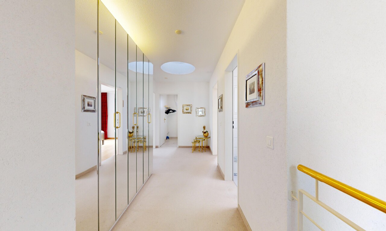 halle / korridor mit inside property, teppich, carpet, light floor, und gipskartonwand