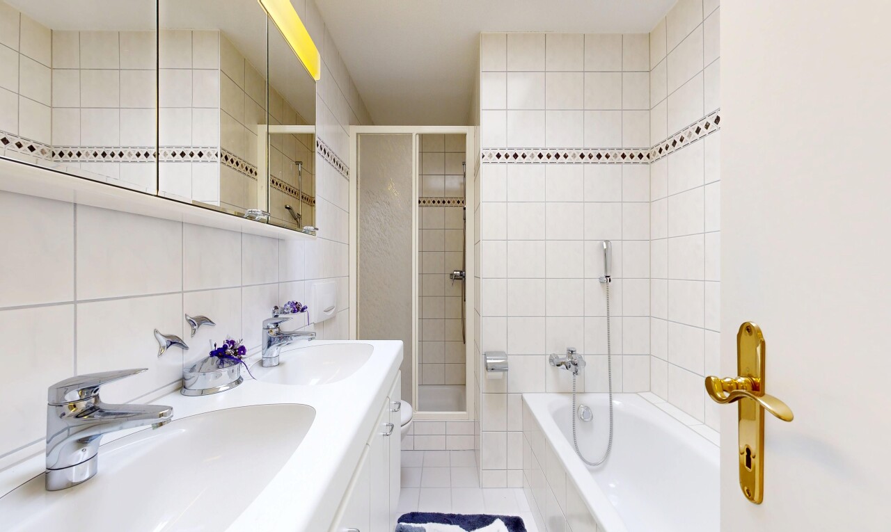 bad mit spiegel, fliesenwand, tile wall, inside property, und doppelwaschtisch