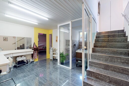 treppe mit treppen, gipskartonwand, drywall, und inside property