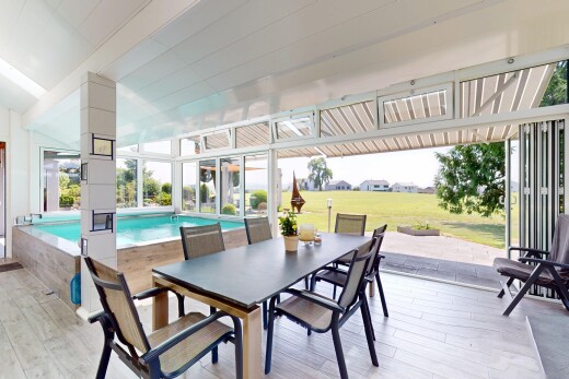 terrasse mit schwimmbad, terrasse, und essbereich im freien