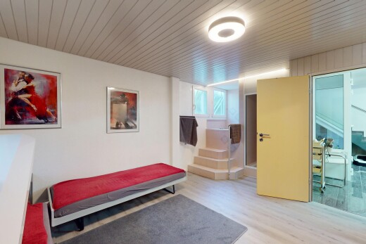 zimmer / schlafzimmer mit holzfußboden, wood finish floor, inside property, natürliches licht, und natural light