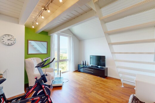 fitnessstudio mit fernseher, drywall, gipskartonwand, wood finish floor, und holzfußboden