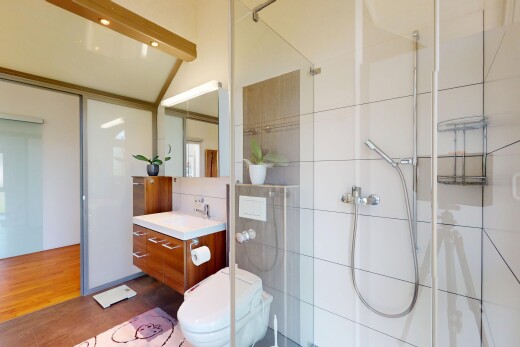 bad mit dusche, schminktisch, komplettes badezimmer, toilette, und inside property