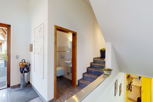 treppe mit natürliches licht, natural light, gipskartonwand, drywall, und inside property