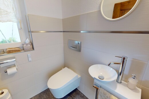 bad mit inside property, toilette, waschbecken, gäste-wc, und natural light