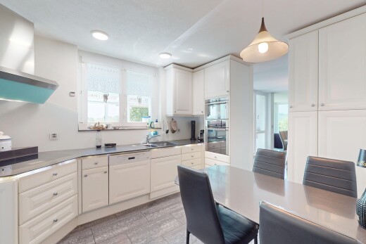 küche mit doppel backofen, waschbecken, inside property, natural light, und natürliches licht