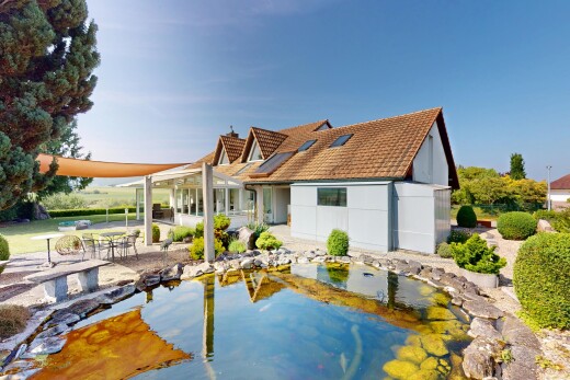 schwimmbad mit property visible, garten teich, garden pond, terrasse, und day time