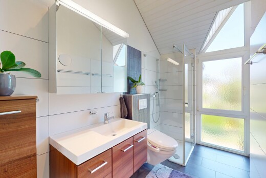 bad mit waschbecken, dachschräge, vaulted ceiling, dusche, und schminktisch