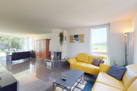 wohnzimmer mit inside property, natürliches licht, natural light, gipskartonwand, und drywall