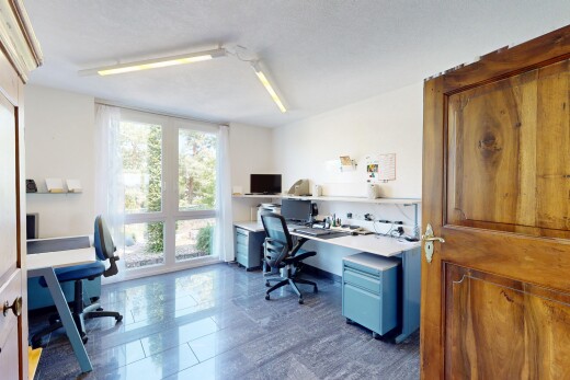 büro mit fernseher, inside property, natural light, natürliches licht, und bürobereich