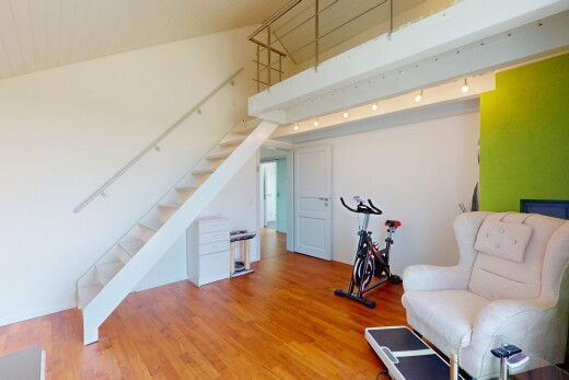 wohnzimmer mit inside property, treppen, gipskartonwand, drywall, und holzfußboden