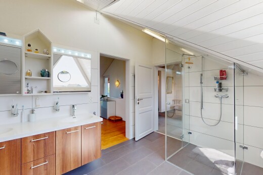 bad mit waschbecken, dusche, inside property, komplettes badezimmer, und doppelwaschtisch