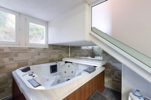 bad mit tile wall, fliesenwand, inside property, bad, und komplettes badezimmer