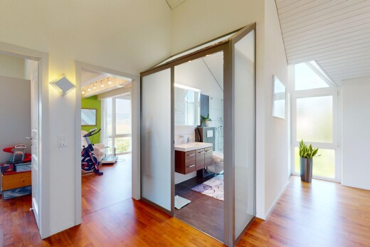 halle / korridor mit wood finish floor, holzfußboden, natural light, natürliches licht, und inside property