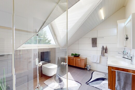 bad mit dachschräge, vaulted ceiling, doppelwaschtisch, natürliches licht, und natural light