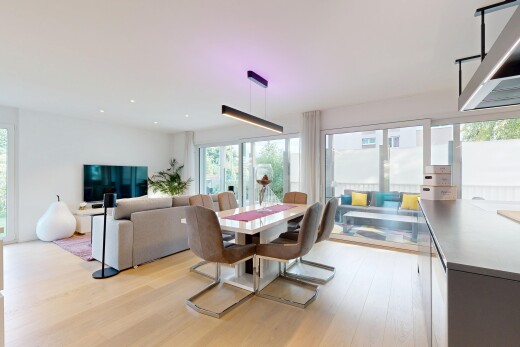 salon / salle à manger avec natural light, lumière naturelle, wood finish floor, sol en finition bois, et télévision