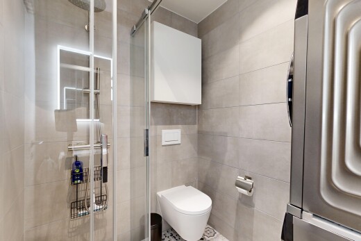 salle de bains avec salle de bain complète, douche, mur en carrelage, tile wall, et inside property