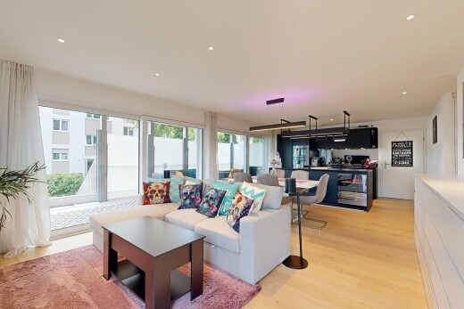 wohn- / esszimmer mit natürliches licht, natural light, einbauleuchten, recessed lighting, und holzfußboden