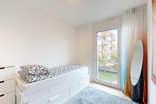 chambre avec natural light, lumière naturelle, inside property, drywall, et cloison sèche