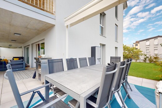 terrasse avec terrasse, coin repas extérieur, pelouse, day time, et balcon