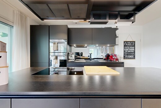 cuisine avec plans de travail, inside community, four double, fenêtre de service, et plaque de cuisson