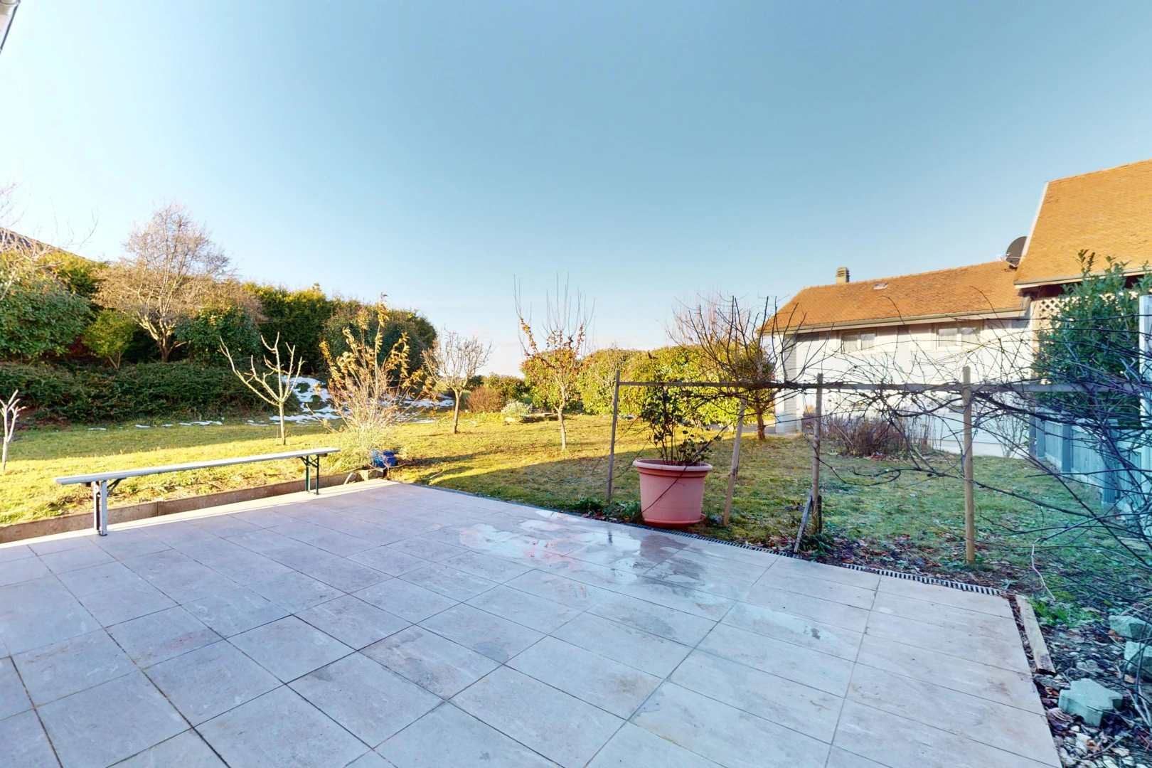 terrasse mit terrasse und rasen