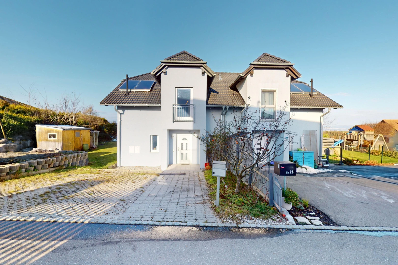 außenansicht mit solaranlage und außenansicht