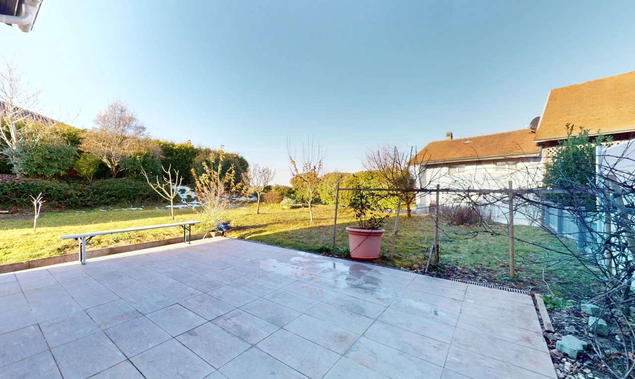 terrasse mit terrasse und rasen