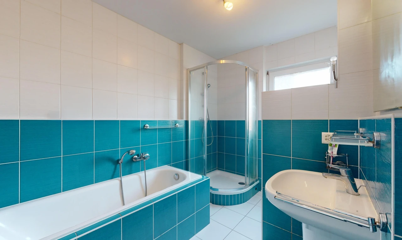 bad mit fliesenboden, waschbecken, natürliches licht, und fliesenwand