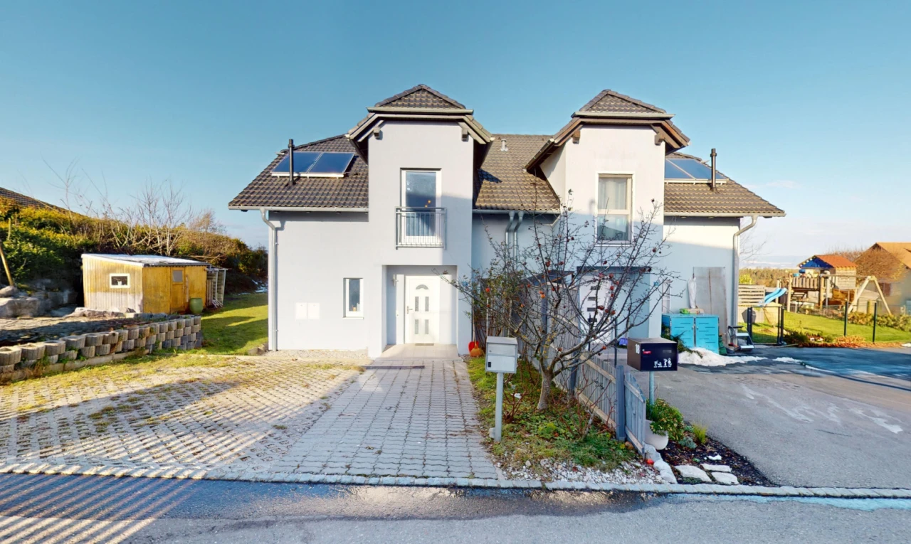 außenansicht mit solaranlage und außenansicht