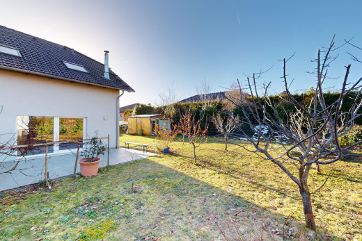 garten mit außenansicht, terrasse, und rasen