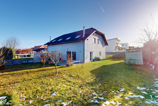 außenansicht mit zaun und rasen