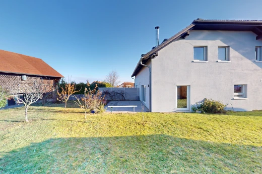 outdoor house featuring a yard