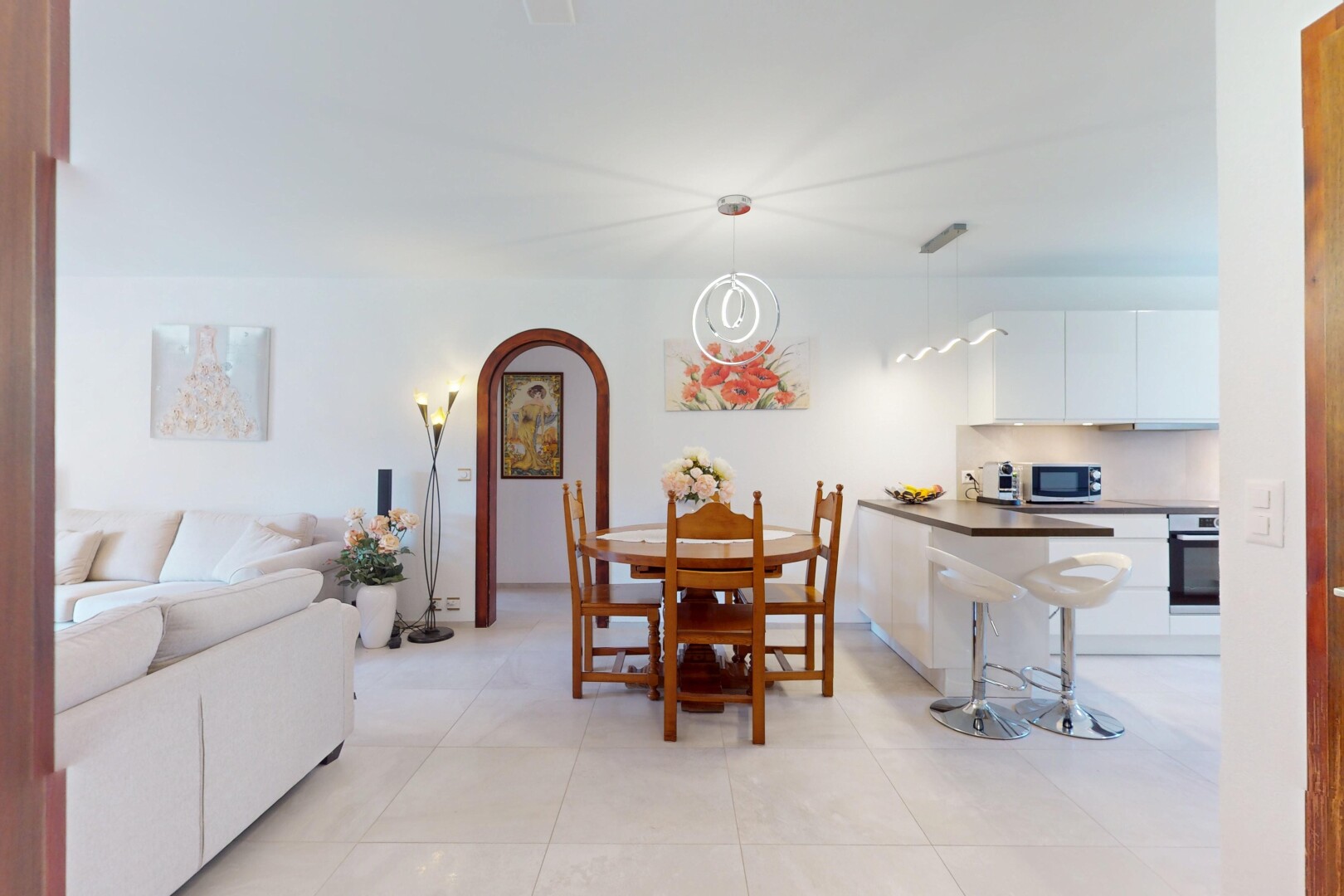 salon / salle à manger avec passages en arc et cloison sèche