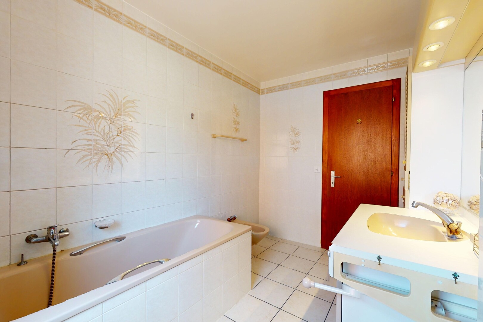 salle de bains avec sol en carrelage, évier, salle de bain complète, lavabo (ou coiffeuse selon le contexte), et bain