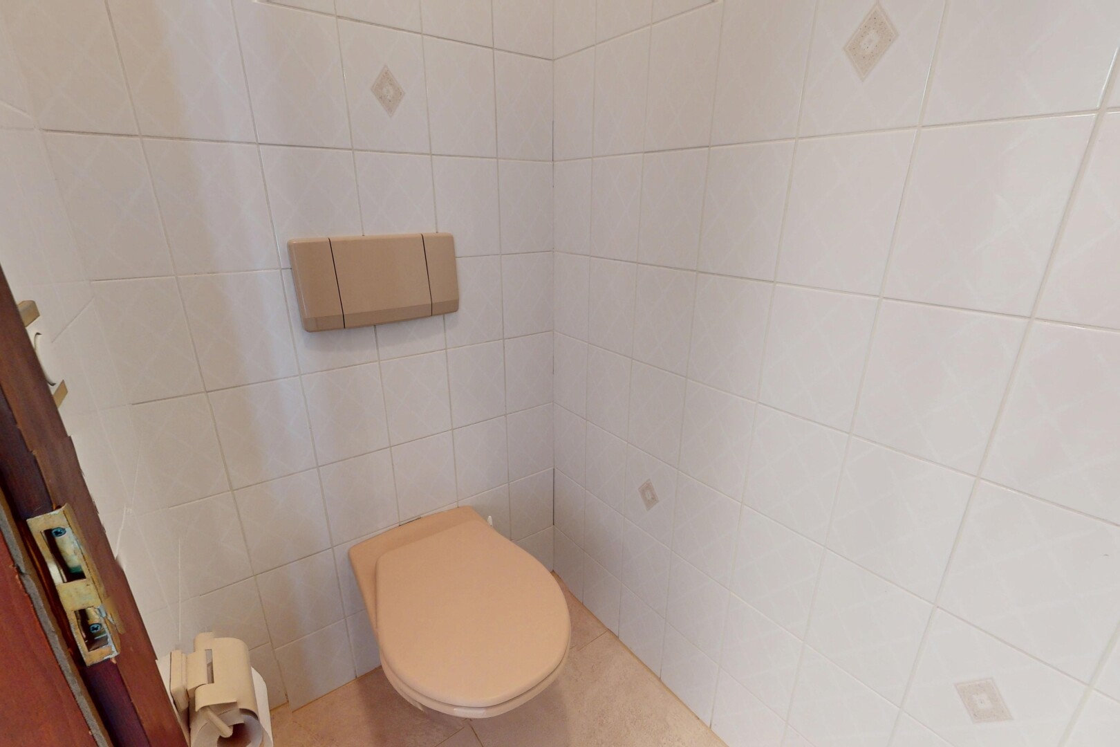 salle de bains avec mur en carrelage, radiateur, et toilette