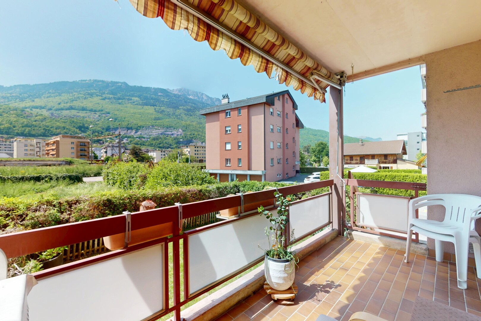balcon avec vue sur la montagne