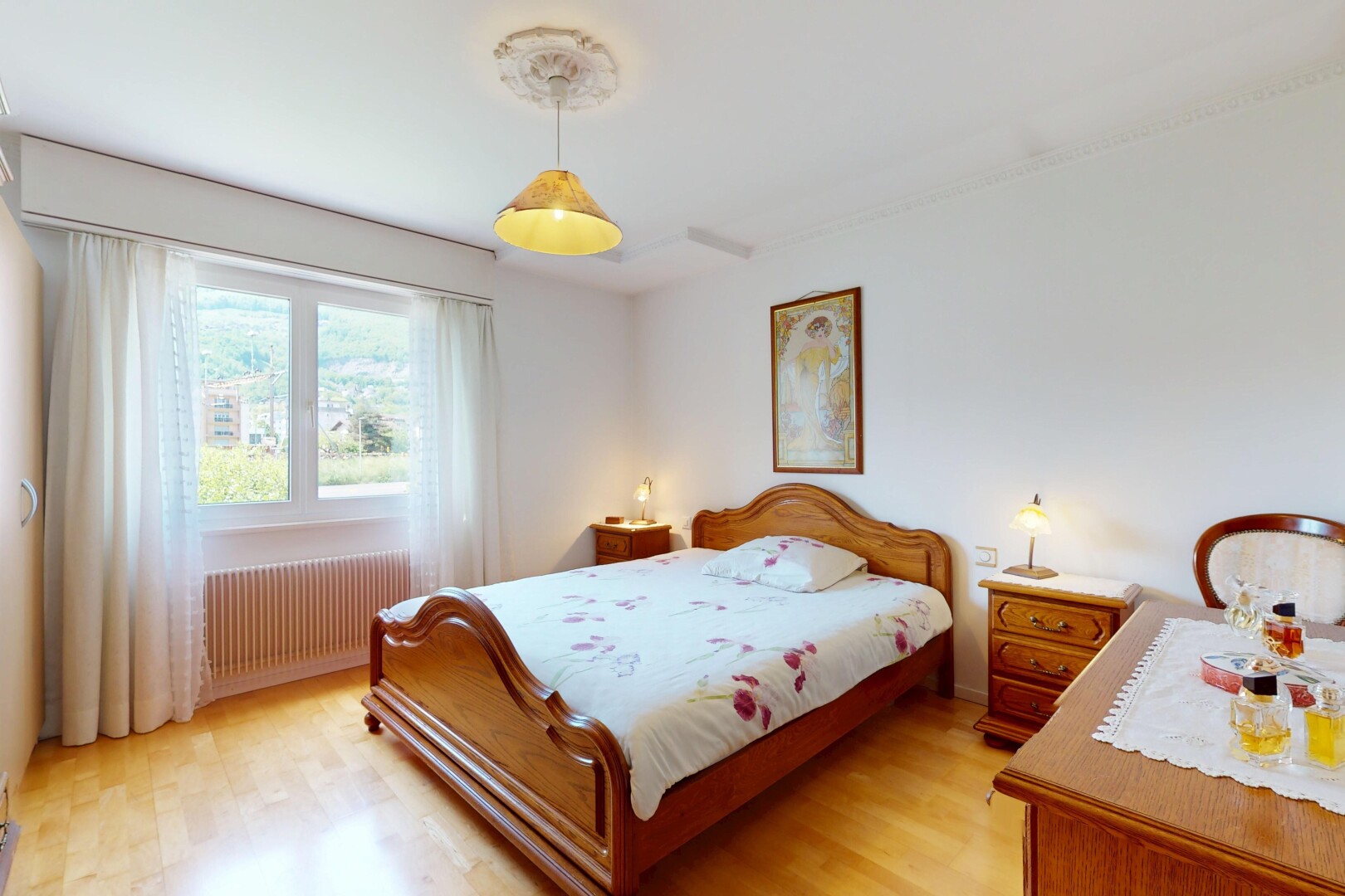 chambre avec cloison sèche, radiateur, sol en finition bois, et lumière naturelle