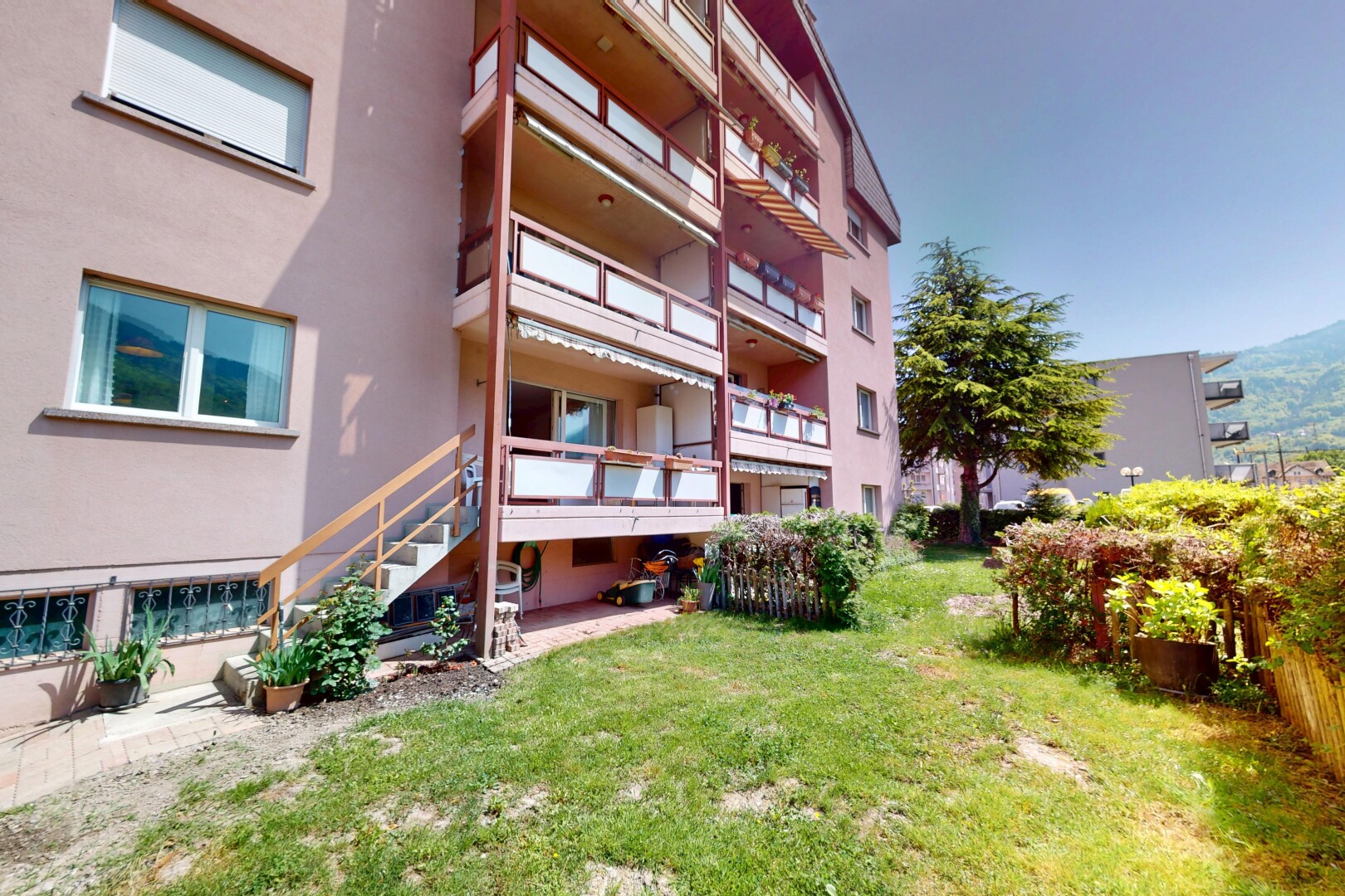 extérieur du bâtiment avec vue sur la montagne et vue sur le complexe d'appartements