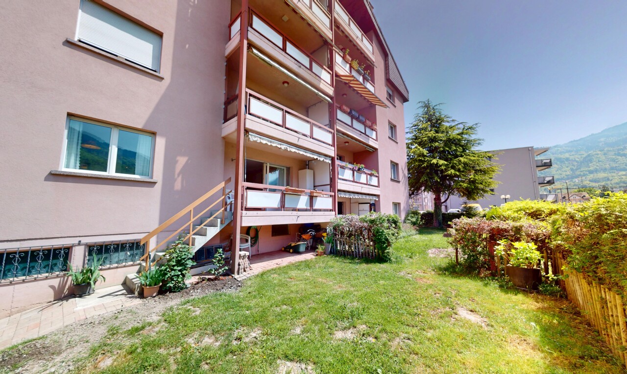 extérieur du bâtiment avec vue sur la montagne et vue sur le complexe d'appartements