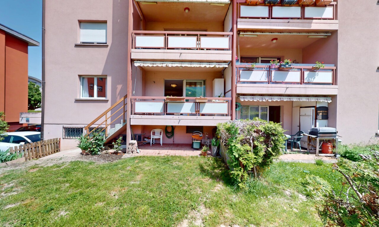 extérieur du bâtiment avec vue sur le complexe d'appartements, escaliers, et clôture