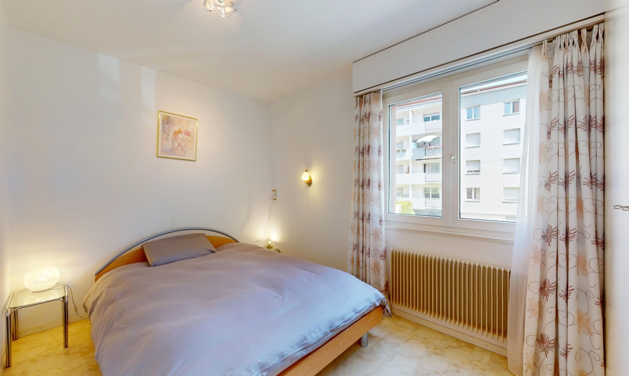 chambre avec radiateur, lumière naturelle, et cloison sèche